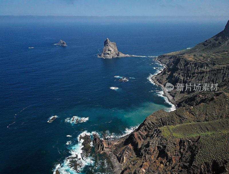 鸟瞰图遥远的贝尼霍海滩(Playa de Benijo)和罗克斯德阿纳加，特内里费，加那利群岛，西班牙。